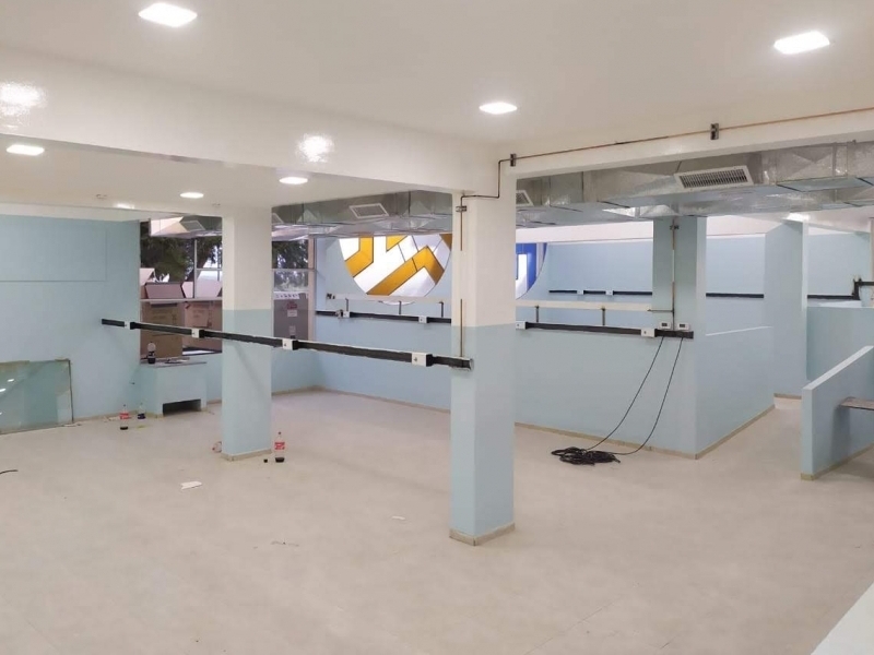 Instalación de paneles miniductos en UCI.