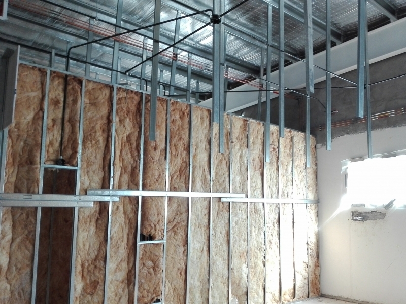 Derivaciones de oxígeno, aire comprimido y vacío a Sala de Inducción.